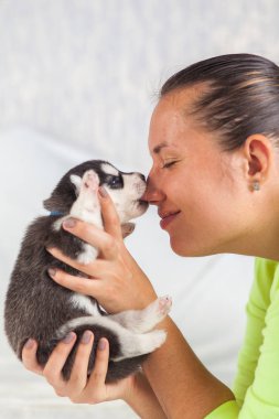 İri yarı bir köpekle oynayan kadın.