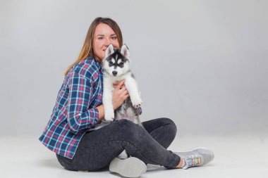 Sibiryalı köpekli kadın.