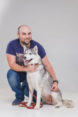 köpek sibirya husky ile adam