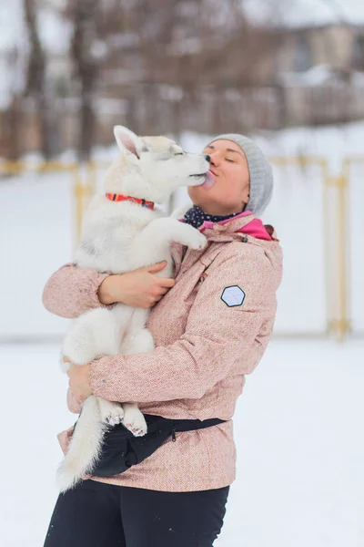 Mulher com cachorro siberiano husky — Fotografia de Stock