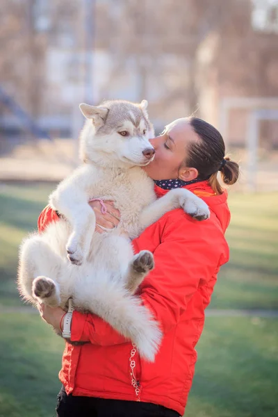 Mulher com cachorro siberiano husky — Fotografia de Stock