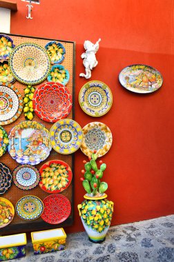 Positano, İtalya'nın sokakta geleneksel renkli seramik plakalar