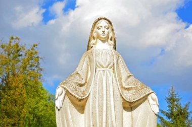 Meryem Ana akşam güneş ışığı altında Lychakiv Mezarlığı Lviv/Lemberg, Ukrayna'nın güzel heykeli