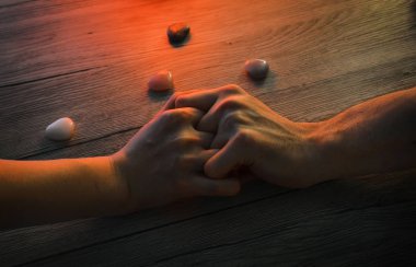İki el birbirine sembolü ilişkinin holding