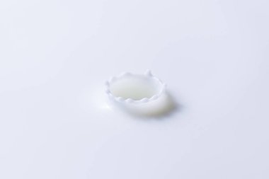 Düşen süt, krema, süt ürünleri üzerinde bırakın. Yoğurt milkshake girdap doku. Ambalaj, reklam afiş, poster için grafik tasarım öğesi. Krem sıçrama ile daire dalgalanma ve bırak.