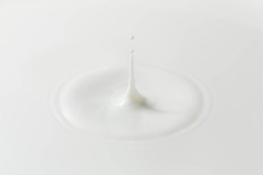 Düşen süt, krema, süt ürünleri üzerinde bırakın. Yoğurt milkshake girdap doku. Ambalaj, reklam afiş, poster için grafik tasarım öğesi. Krem sıçrama ile daire dalgalanma ve bırak.