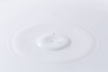 Düşen süt, krema, süt ürünleri üzerinde bırakın. Yoğurt milkshake girdap doku. Ambalaj, reklam afiş, poster için grafik tasarım öğesi. Krem sıçrama ile daire dalgalanma ve bırak.