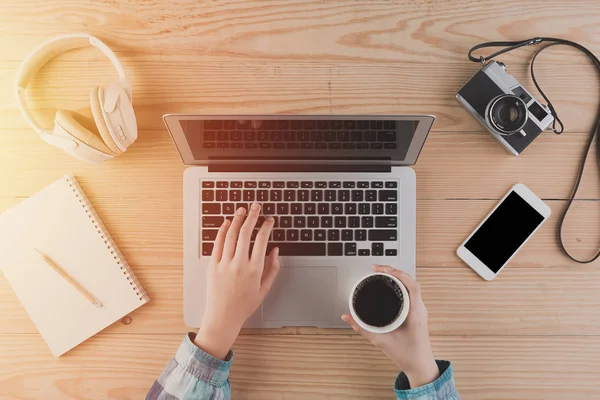 Las Manos Femeninas Usando Ordenador Portátil Taza Café Vista Superior —  Fotos de Stock