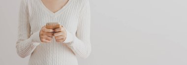 Yumuşak odak genç kız eller Smartphone kullanarak. Uzay kopyalayın. iletişim kavramı. Afiş