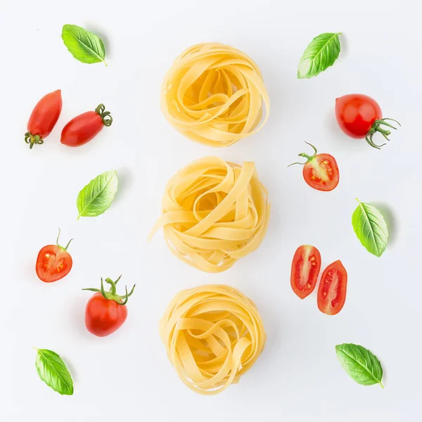 面食和成分的白色背景从顶部的看法 意大利食品概念 — 图库照片