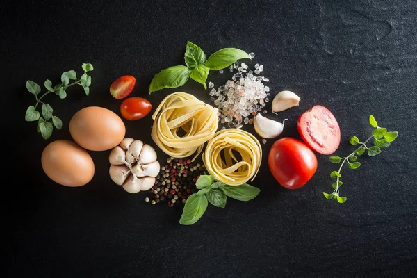 意大利食品和配料背景与新鲜蔬菜 西红柿 橄榄油 面食和香料 顶部视图 从上往下看 复制空间 深色背景 — 图库照片
