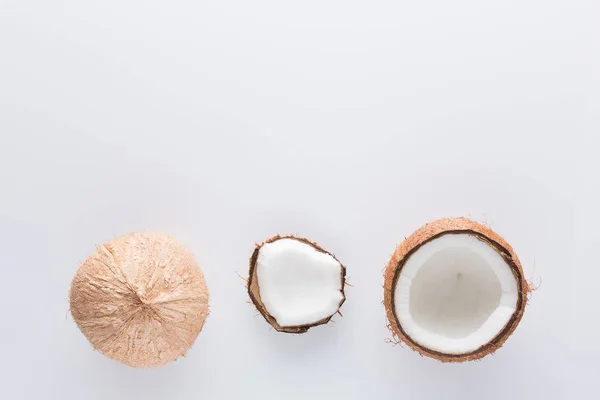 Tropisch Fruit Hele Half Abstracte Achtergrond Kokosnoot Witte Achtergrond Van — Stockfoto