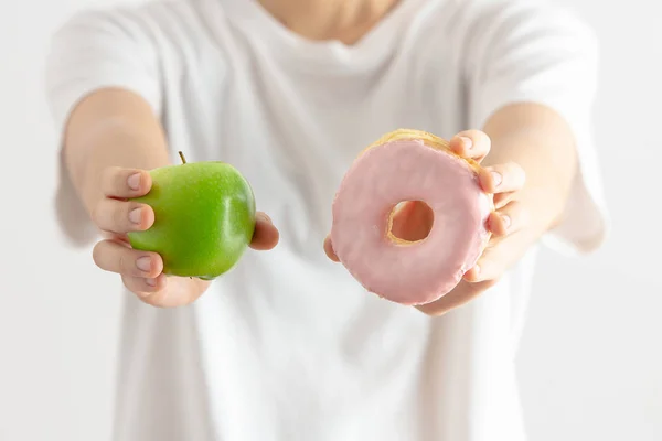 Feminino Dieta Para Bom Conceito Saúde Jovem Segurando Donut Maçã — Fotografia de Stock