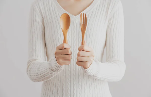 女性服セーター持株スプーンとフォーク白い背景 健康な女性 健康食品 ライフ スタイルのコンセプト — ストック写真