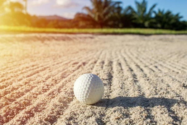 Selektivt Fokus Vit Golfboll Sand Bunker Med Gröna Fält — Stockfoto