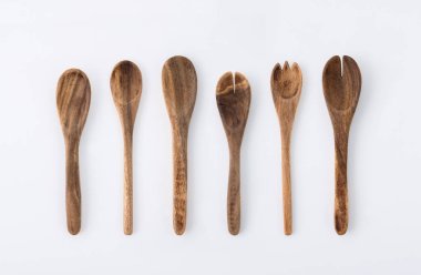 Mutfak seti ahşap çatal, kaşık ve mutfak eşyaları beyaz arka plan üzerinde.