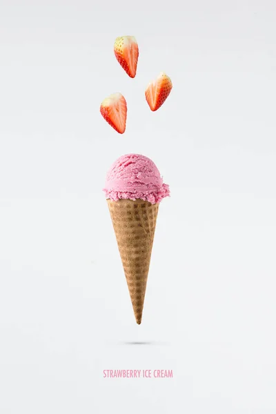 Gelato Alla Fragola Sapore Coni Con Fresco Setup Fragole Sfondo Foto Stock Royalty Free