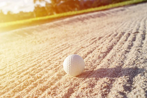 Selektivt Fokus Vit Golfboll Sand Bunker Med Gröna Fält — Stockfoto