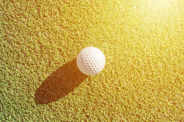 Vit Golfboll Grönt Gräs Med Hård Skugga Bra För Bakgrund — Stockfoto
