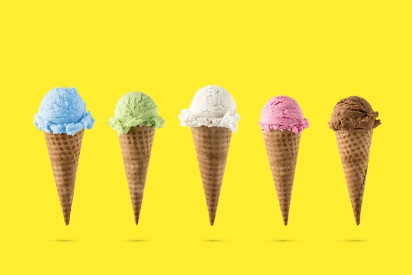 Разнообразие Вкуса Мороженого Конусах Черника Клубника Зеленый Чай Шоколад Кокосовый Лицензионные Стоковые Изображения