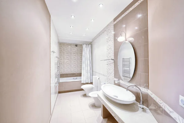 新しい家の浴室のモダンなインテリア — ストック写真