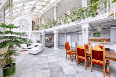 Modern bir evin içinde..