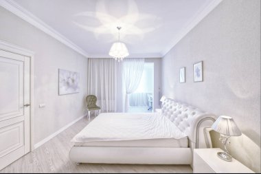 Beyaz renk modern ev yatak odası iç.