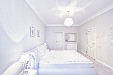 Beyaz renk modern ev yatak odası iç.