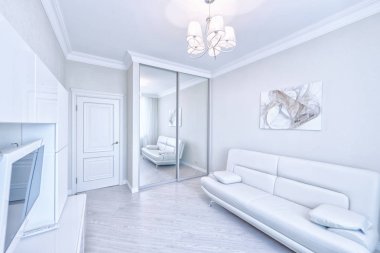Beyaz renk modern ev yatak odası iç.