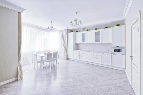 白色现代厨房的内部 免版税图库图片