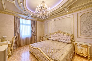 Modern bir evde lüks evler. Lüks bir evde modern dekorasyon tasarımı. Şık bir yatak odası, çift kişilik yatak odası..