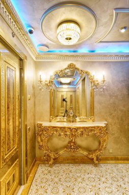 Modern bir evde lüks iç mekanlar. İç tasarım şık banyo lüks evi..