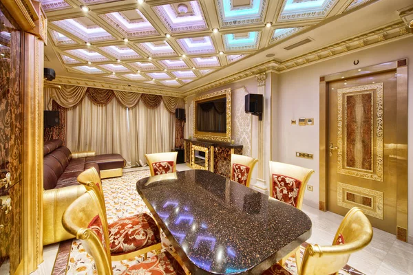 现代房子里的豪华室内装饰 在公寓的内部有一个时髦的现代设计的大型餐桌 — 图库照片