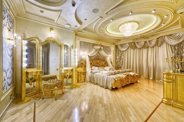 Modern bir evde lüks bir ev. Çift kişilik yataklı şık bir yatak odası..