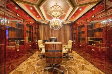 Modern bir evde lüks iç mekanlar. Lüks bir evin içinde eğitim görmek..