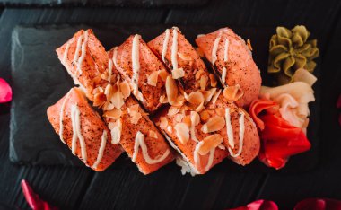 Suşi üzerinde siyah taş kayrak ayarla