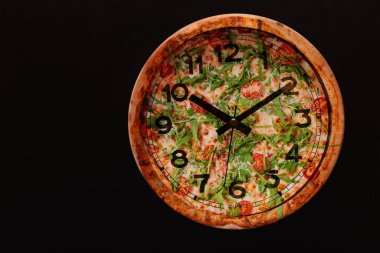 Beton zemin üzerinde duvar saati şeklinde pizza zamanı konsepti. Pizza saati. Metin için yer
