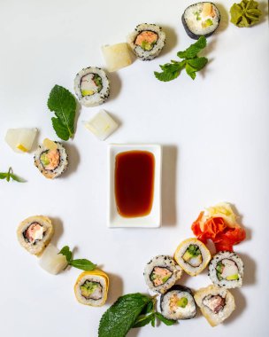 Japon deniz ürünleri suşisi beyaz zemin üzerinde buzla izole edilmiş..