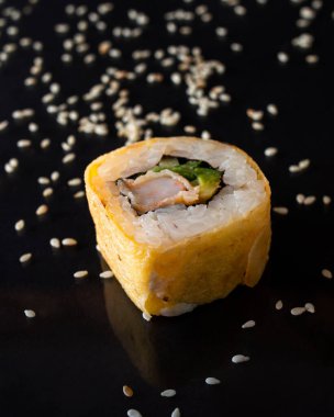 Avokado, krem peynirli, somon balıklı taze lezzetli suşi.