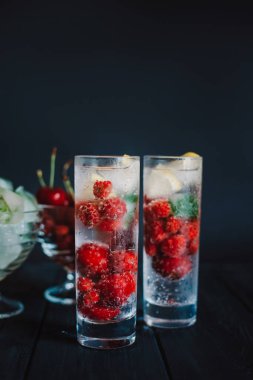 Ahududu, limon, buz ve kirazlı soğuk limonata.