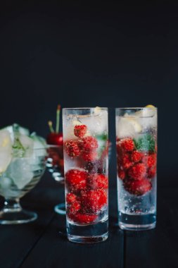 Ahududu, limon, buz ve kirazlı soğuk limonata.