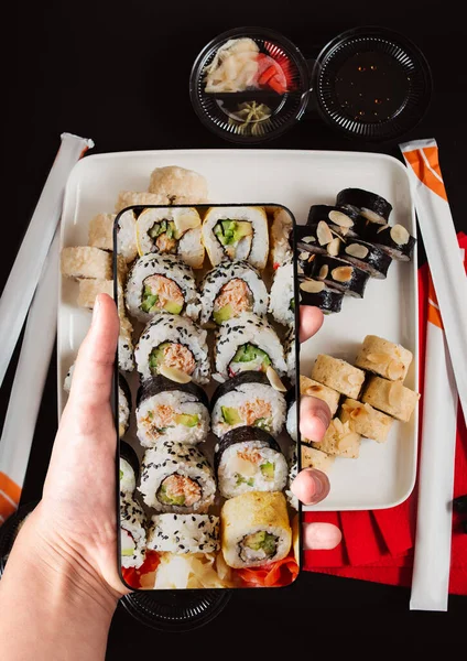 Ordem Conjunto Sushi Usando Aplicativo Telefone Móvel Conceito Entrega Online — Fotografia de Stock