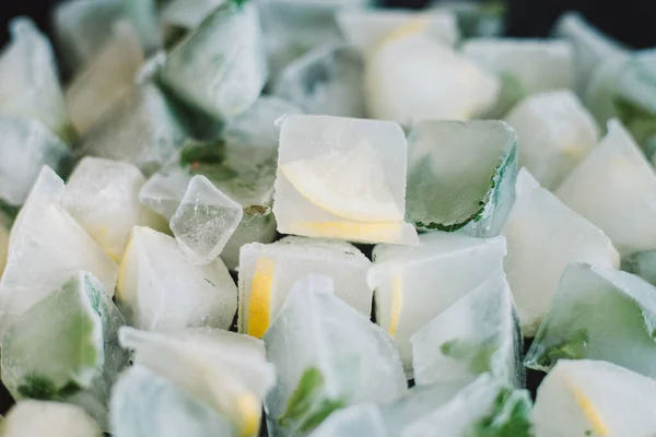 Cubos Hielo Con Limón Menta Sobre Fondo Negro Enfoque Selectivo — Foto de Stock