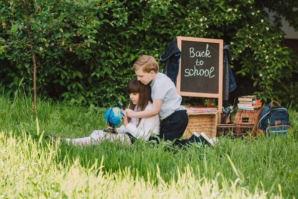 Terug Naar School Gelukkige Schooljongen Schoolmeisje Bekijken Wereld Meisje Met — Stockfoto