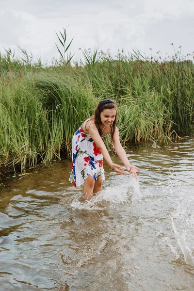 Fiú Lány Játszik Vízben Partján Nyári Szünet Lágy Fókusz — Stock Fotó