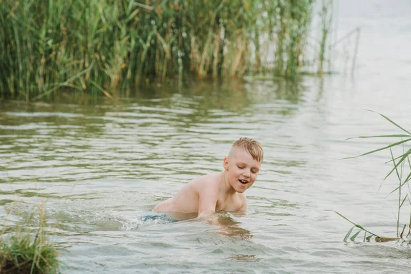 Chico Jugando Agua Una Orilla Del Lago Vacaciones Verano Enfoque — Foto de Stock