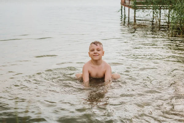 Chico Jugando Agua Una Orilla Del Lago Vacaciones Verano Enfoque — Foto de Stock