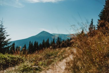 Dağ yolu en yüksek dağlara çıkıyor. Spor ve aktif yaşam konsepti. Güzel manzara. Mavi gökyüzü