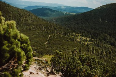 Dağ yolu en yüksek dağlara çıkıyor. Spor ve aktif yaşam konsepti. Güzel manzara. Mavi gökyüzü