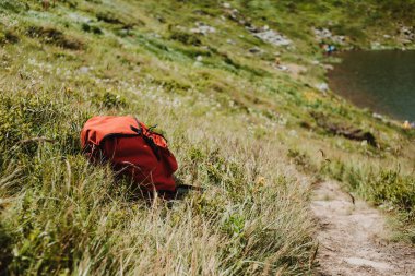 Sırt çantası. Macera dolu bir hayat tarzı ve dağların ortasında seyahat eden aşıklar. Mavi gökyüzü